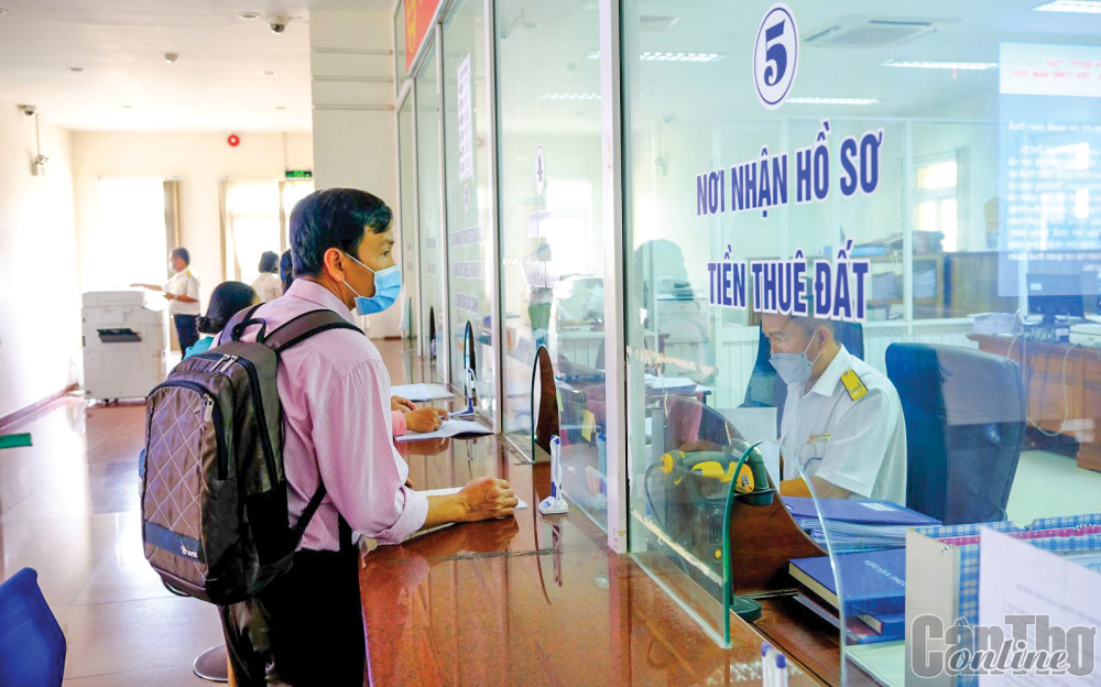 Cán bộ ngành Thuế TP Cần Thơ hỗ trợ người nộp thuế thực hiện thủ tục kê khai thuế.