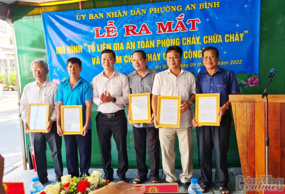 Người dân tham gia mô hình Tổ liên gia an toàn phòng cháy, chữa cháy ở phường An Bình (quận Ninh Kiều).