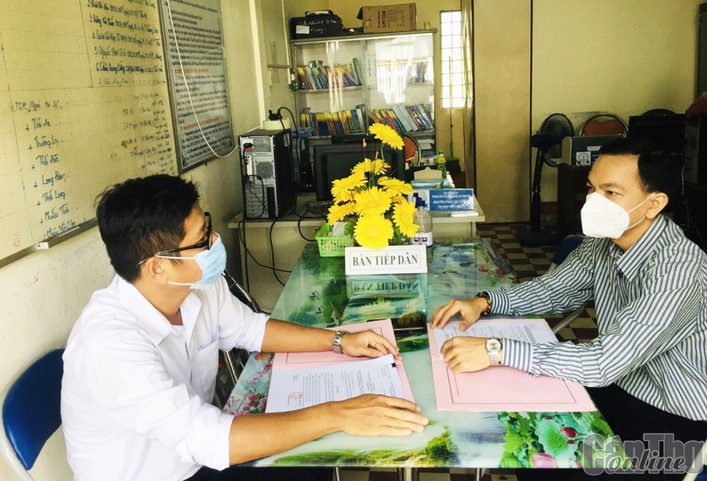 Trợ giúp viên pháp lý Chi nhánh Trung tâm TGPL số 5 trao đổi thông tin về các vụ việc đang thực hiện.