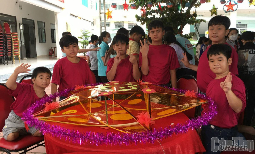 Trẻ em tại Trung tâm CTXH thành phố hào hứng tham gia thi trang trí lồng đèn.