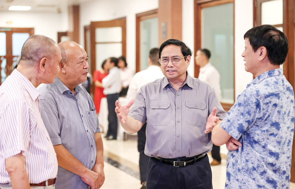 Thủ tướng Phạm Minh Chính với các đại biểu dự Hội nghị Thẩm định Quy hoạch tổng thể quốc gia. Ảnh: DƯƠNG GIANG - TTXVN