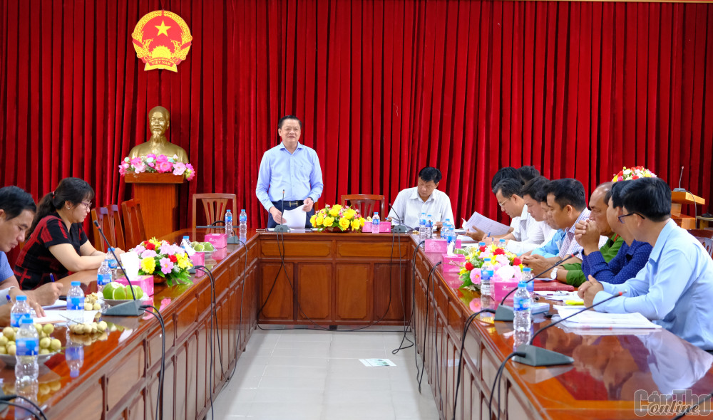 Phó Chủ tịch Thường trực UBND TP Cần Thơ Dương Tấn Hiển phát biểu tại buổi làm việc.