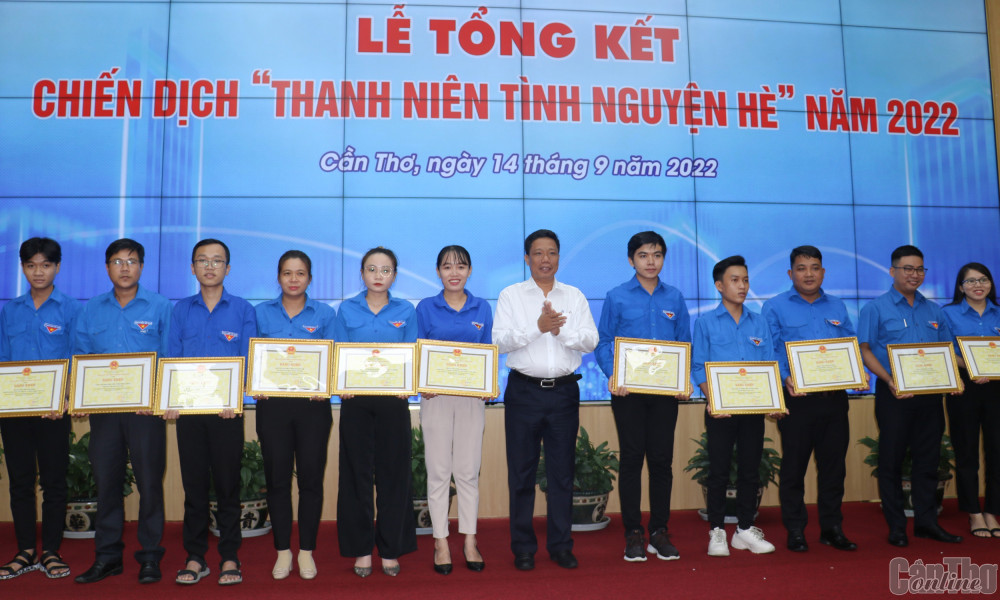 Đồng chí Nguyễn Thực Hiện - Phó Chủ tịch UBND TP Cần Thơ, trao Bằng khen của Chủ tịch UBND thành phố cho các tập thể có thành tích xuất sắc trong thực hiện Chiến dịch Thanh niên tình nguyện hè năm 2022.