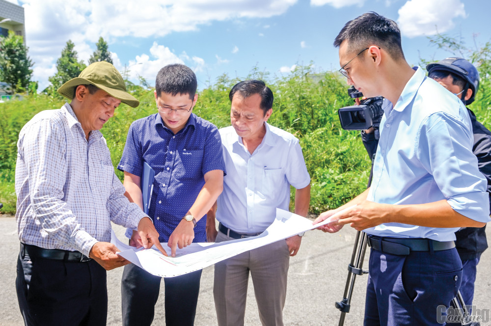 Đoàn công tác khảo sát vị trí dự kiến xây bãi đỗ xe buýt trên địa bàn huyện Phong Điền.