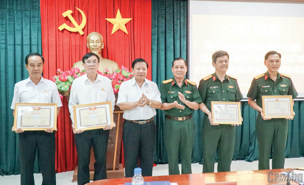 Lãnh đạo Hội CCB thành phố và Bộ CHQS thành phố tặng Bằng khen, Giấy khen cho các tập thể đạt thành tích tiêu biểu trong công tác phối hợp giai đoạn 2017-2022.