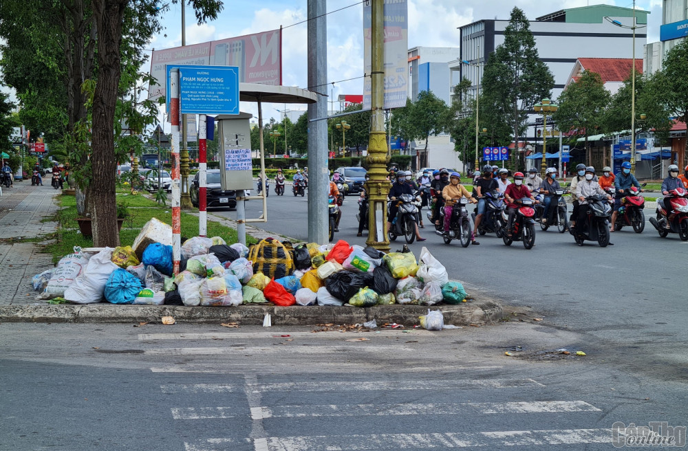 Rác thải sinh hoạt tồn đọng, chất đống tại đầu đường Phạm Ngọc Hưng, điểm giao với đường Võ Văn Kiệt (quận Bình Thủy). Ảnh chụp lúc 11 giờ ngày 11-9-2022.