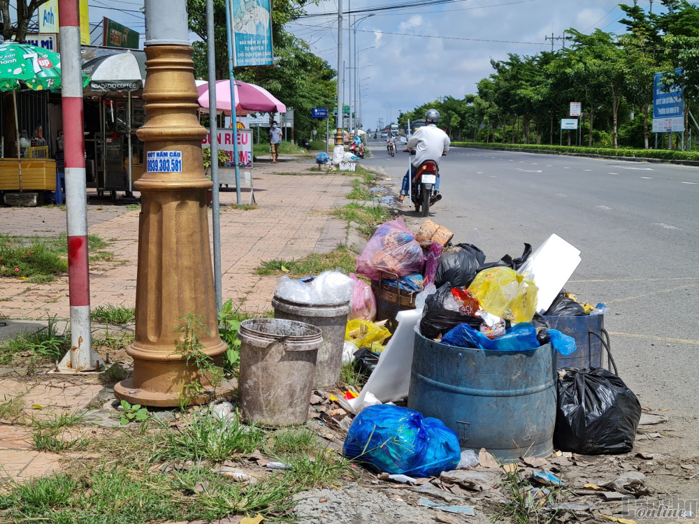 Rác thải tồn đọng dọc theo đường Võ Nguyên Giáp, phường Tân Phú, quận Cái Răng (ảnh chụp lúc 9 giờ 40 phút ngày 17-9).