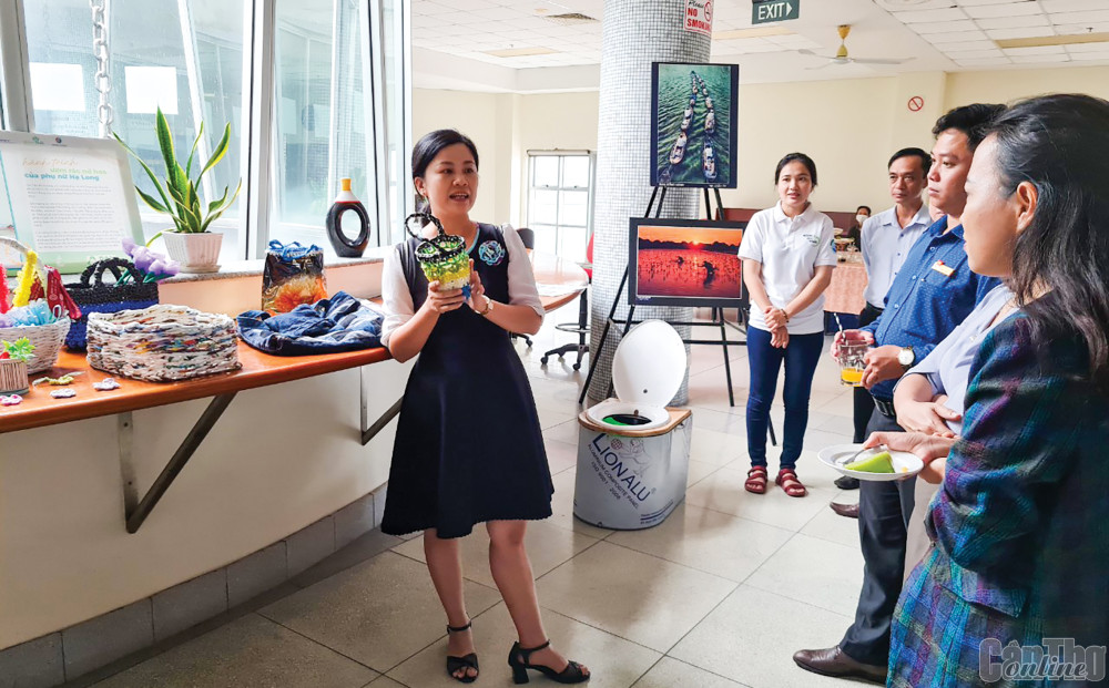 Đại biểu tham dự Hội thảo tham vấn các giải pháp vì sông Mekong không rác tìm hiểu sản phẩm tái chế từ rác thải.