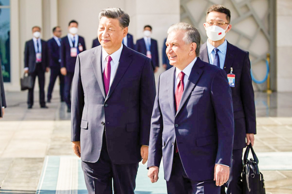Trung Á trở lại “cuộc chơi” Tổng thống Uzbekistan Shavkat Mirziyoyev (phải) và Chủ tịch Trung Quốc Tập Cận Bình tại cuộc gặp bên lề Hội nghị thượng đỉnh SCO ngày 15-9. Ảnh: AP