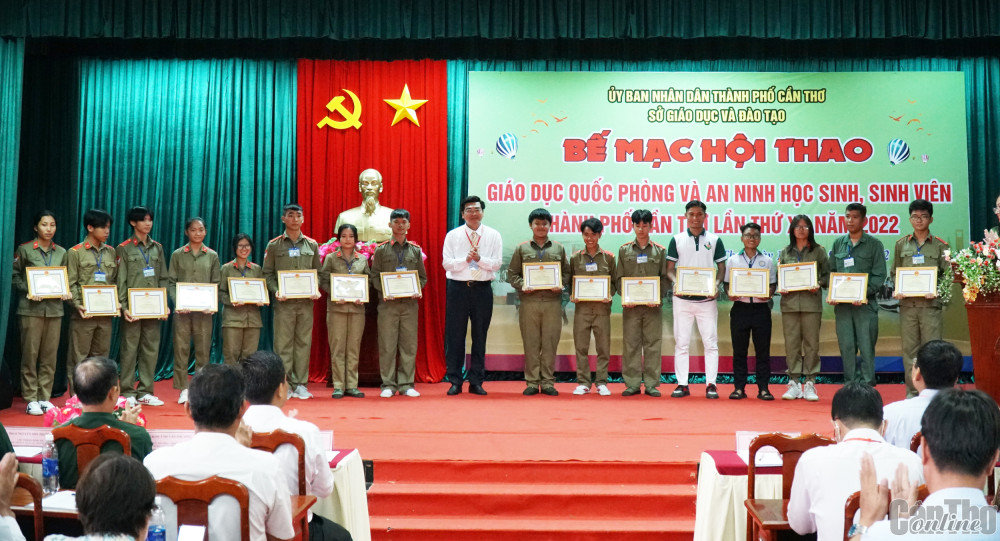 Bế mạc Hội thao Giáo dục quốc phòng và an ninh học sinh, sinh viên lần thứ XII Ông Trần Thanh Bình, Giám đốc Sở GD&ĐT thành phố, trao giải Nhất cá nhân cho các VĐV.