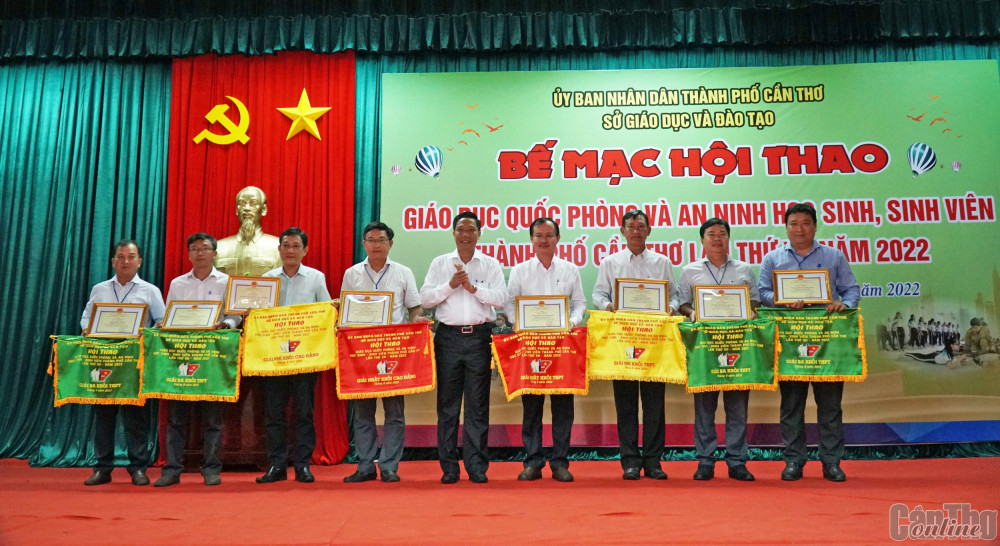 Bế mạc Hội thao Giáo dục quốc phòng và an ninh học sinh, sinh viên lần thứ XII Ông Nguyễn Thực Hiện, Phó Chủ tịch UBND thành phố trao giải Nhất, Nhì, Ba toàn đoàn cho đại diện các đoàn VĐV tham dự Hội thao.