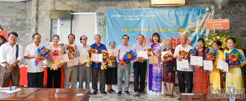 Hội Nhà văn TP Cần Thơ ra mắt 33 ấn phẩm Các tác giả có tác phẩm ra mắt nhận giấy chứng nhận của Hội Nhà văn TP Cần Thơ.
