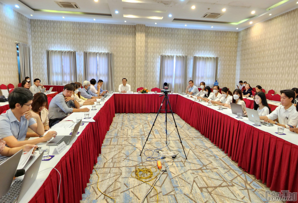 Lãnh đạo TP Cần Thơ, các đại biểu tham dự hội thảo.