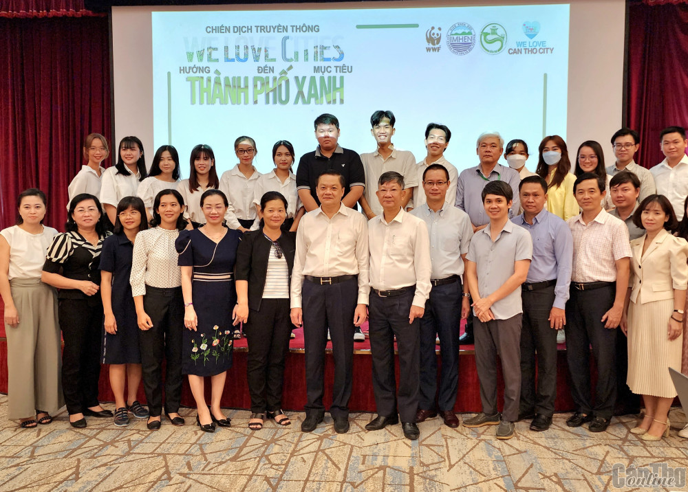 Lãnh đạo TP Cần Thơ, các đại biểu tham dự hội thảo chụp ảnh lưu niệm.