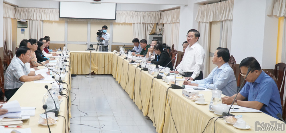 Đồng chí Trần Việt Trường, Phó Bí thư Thành ủy, Chủ tịch UBND, Chủ tịch Hội đồng TĐKT thành phố phát biểu chỉ đạo tại cuộc họp. Ảnh: ANH DŨNG