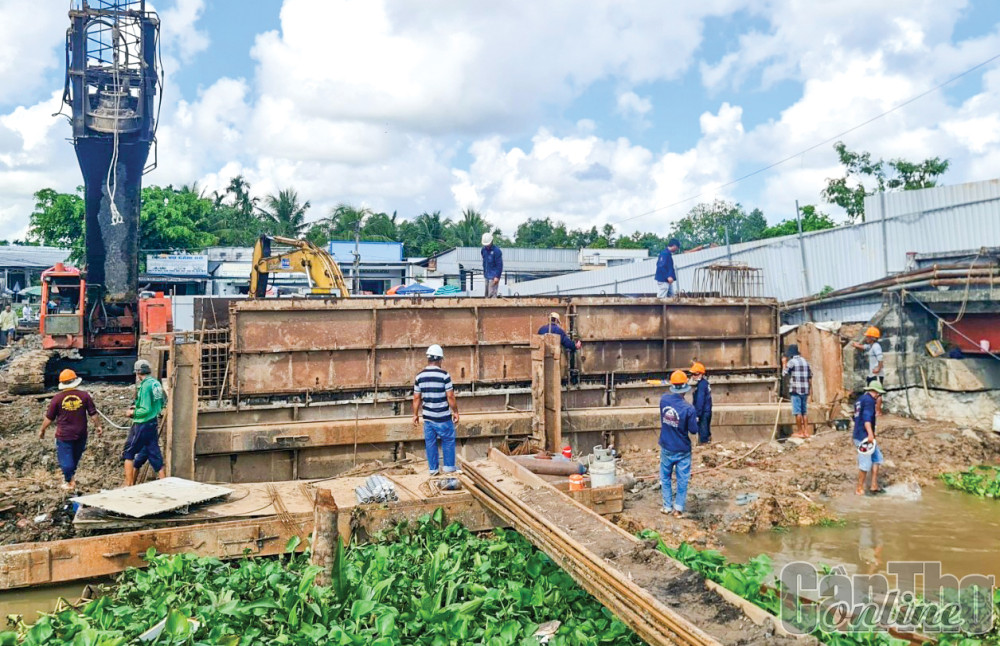 Công trình cầu Tây Đô được đẩy nhanh tiến độ xây dựng.