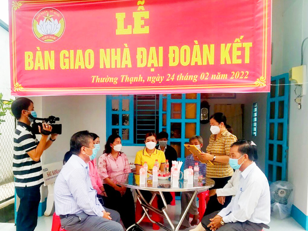 Lễ bàn giao nhà Đại đoàn kết cho hộ nghèo tại phường Thường Thạnh, quận Cái Răng. Ảnh: Mặt trận quận Cái Răng cung cấp