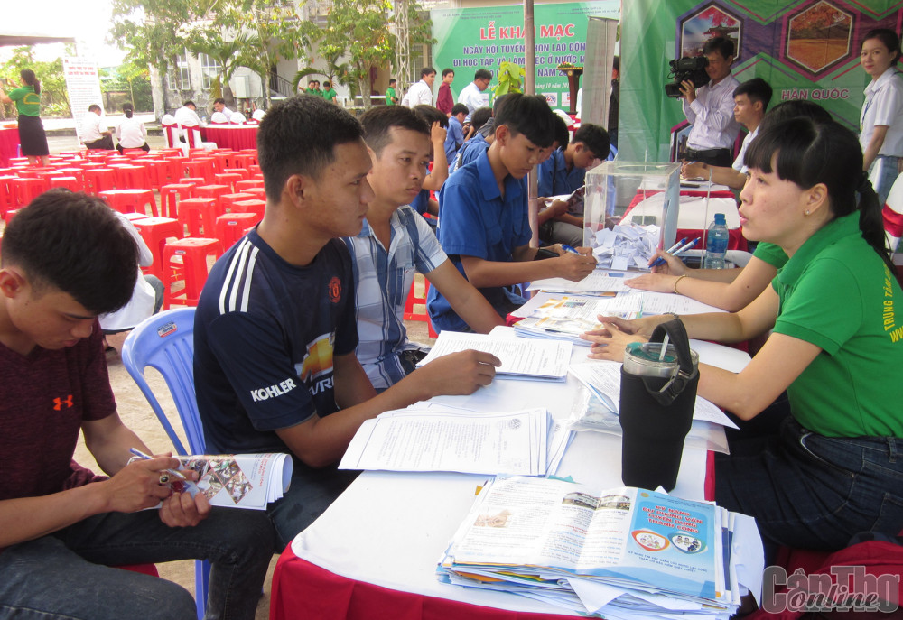 Ngày hội tuyển chọn lao động đi làm việc ở nước ngoài theo hợp đồng tại huyện Thới Lai.