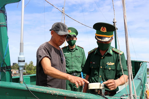 Bộ đội Biên phòng tỉnh Kiên Giang kiểm tra thiết bị giám sát hành trình tàu cá trên vùng biển Rạch Giá.