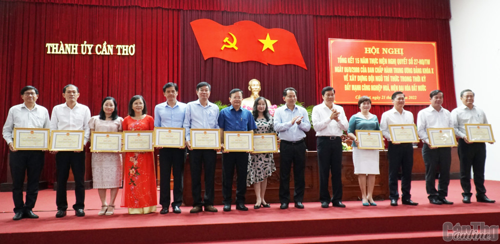 Đồng chí Lê Quang Mạnh và đồng chí Phạm Văn Hiểu tặng Bằng khen của Chủ tịch UBND thành phố cho các tập thể, cá nhân đã có thành tích xuất sắc trong thực hiện Nghị quyết số 27-NQ/TW.