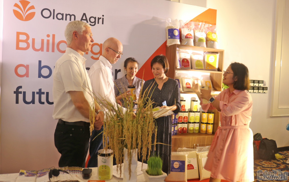Đại biểu tham quan gian hàng trưng bày sản phẩm lúa gạo đạt chuẩn SRP tại hội thảo.