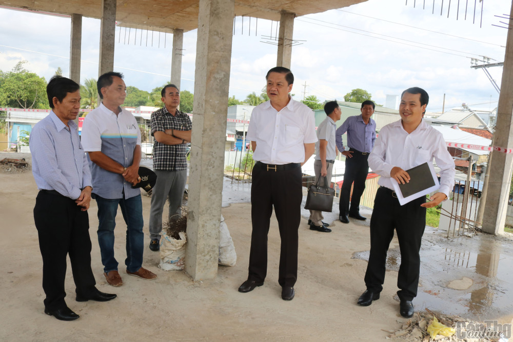 Phó Chủ tịch Thường trực UBND TP Cần Thơ Dương Tấn Hiển kiểm tra thực tế tại công trình xây dựng Trường Mẫu giáo Trung Nhứt ở quận Thốt Nốt.