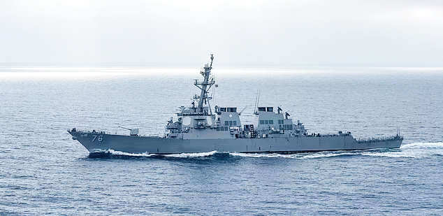 Tàu khu trục USS Higgins của Mỹ đi qua eo biển Đài Loan ngày 20-9. Ảnh: Daily Mail