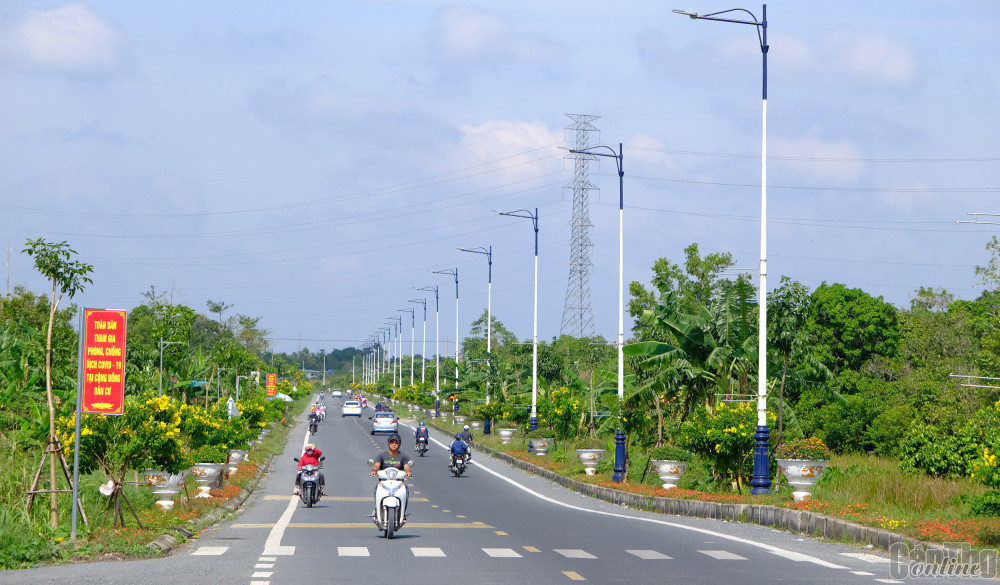 Đường Nguyễn Văn Cừ đoạn đi qua xã Mỹ Khánh, huyện Phong Điền sáng - xanh - sạch đẹp.