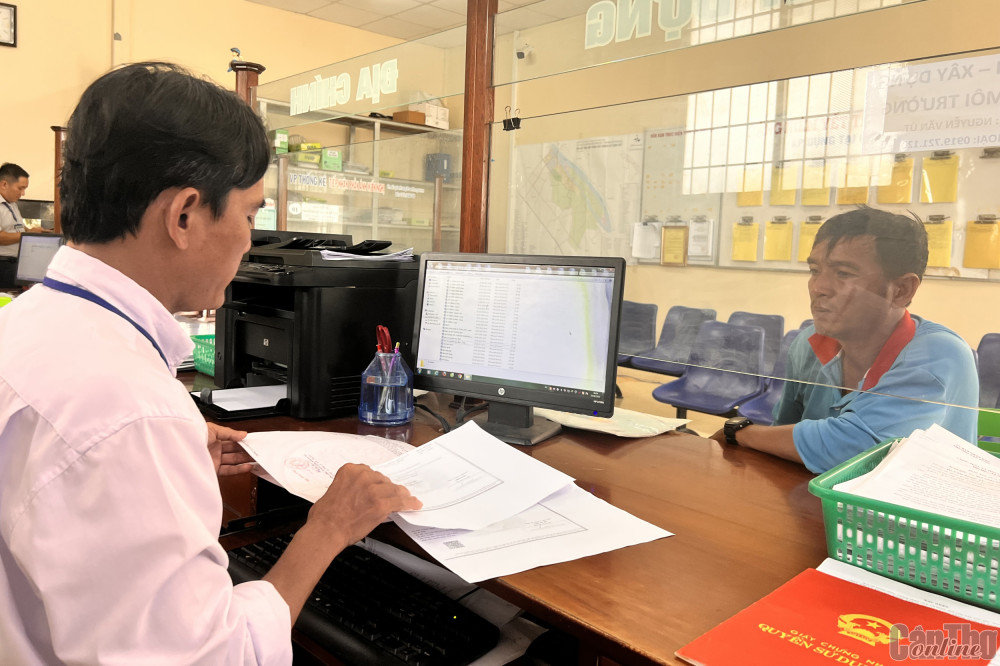 Người dân làm TTHC tại Bộ phận Tiếp nhận và Trả kết quả phường Tân Hưng, quận Thốt Nốt.
