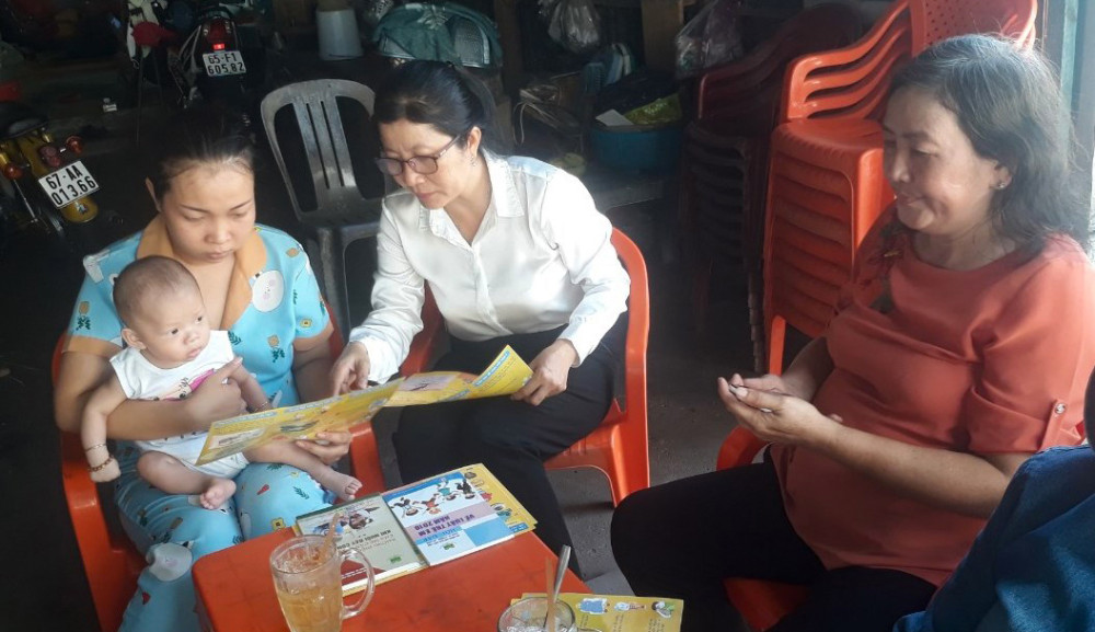Phát huy vai trò đội ngũ cộng tác viên chăm sóc, bảo vệ trẻ em Bà Trương Thị Nhiệm (bìa phải) cùng công chức Văn hóa - Xã hội phường đến từng nhà dân để tuyên truyền phòng, chống tai nạn, thương tích, đuối nước trẻ em trong mùa mưa lũ. Ảnh: CTV