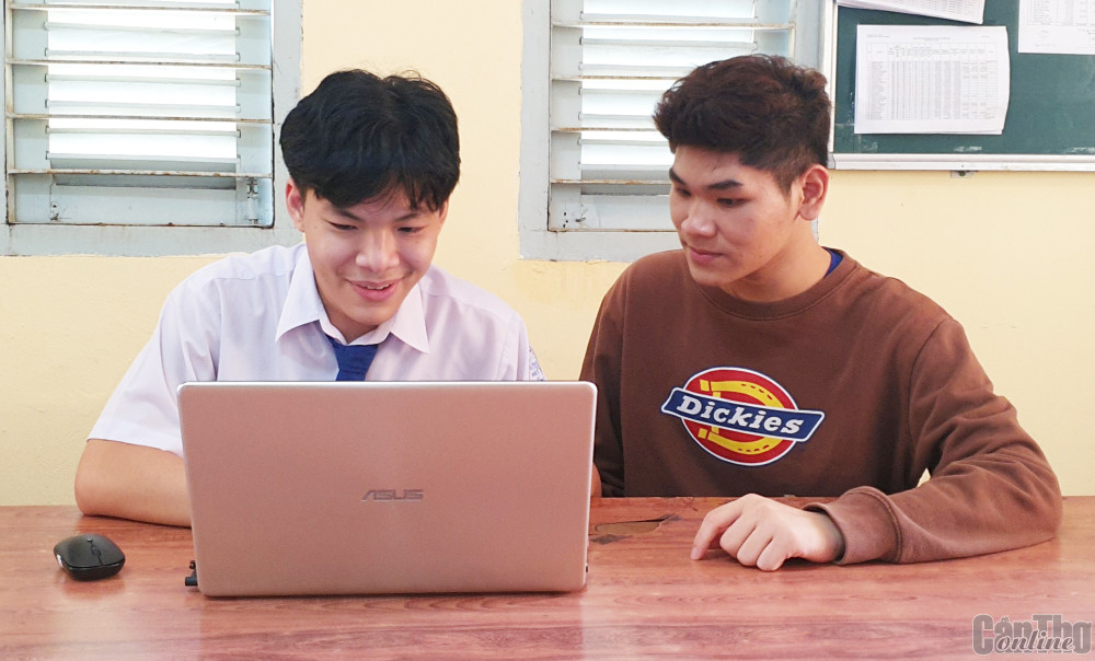 Học sinh Trường THPT Châu Văn Liêm làm thủ tục trực tuyến xác nhận nhập học vào trường ĐH.