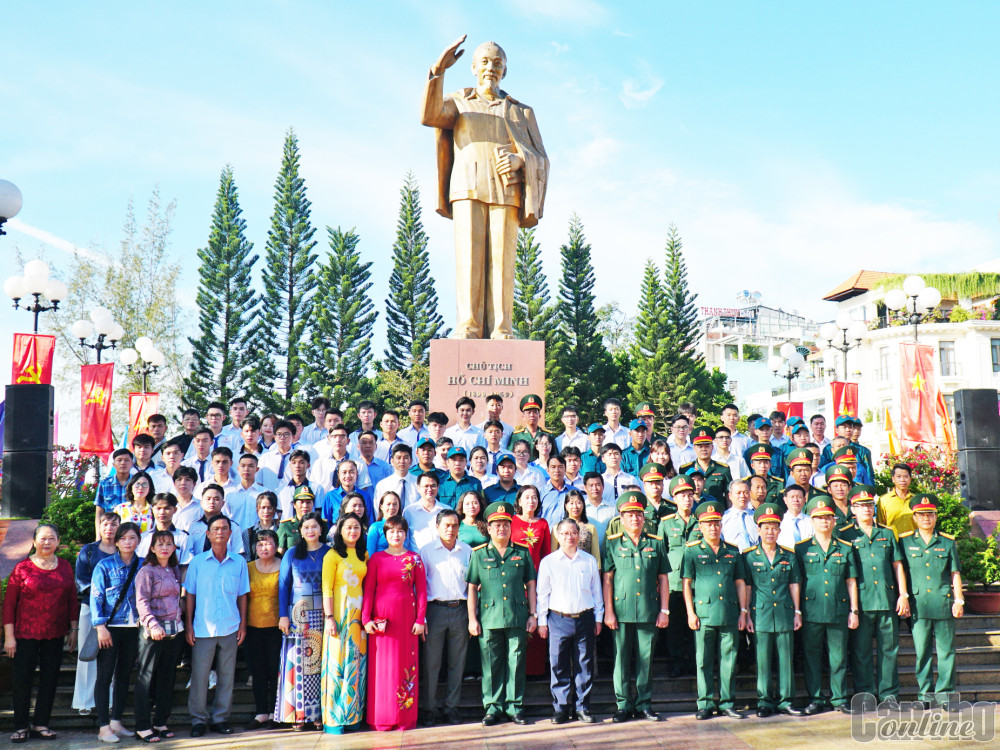 Đồng chí Trần Việt Trường, Phó Bí thư Thành ủy, Chủ tịch UBND thành phố, Trưởng Ban TSQS thành phố; lãnh đạo các sở, ban, ngành và các thí sinh dự lễ báo công dâng Bác.