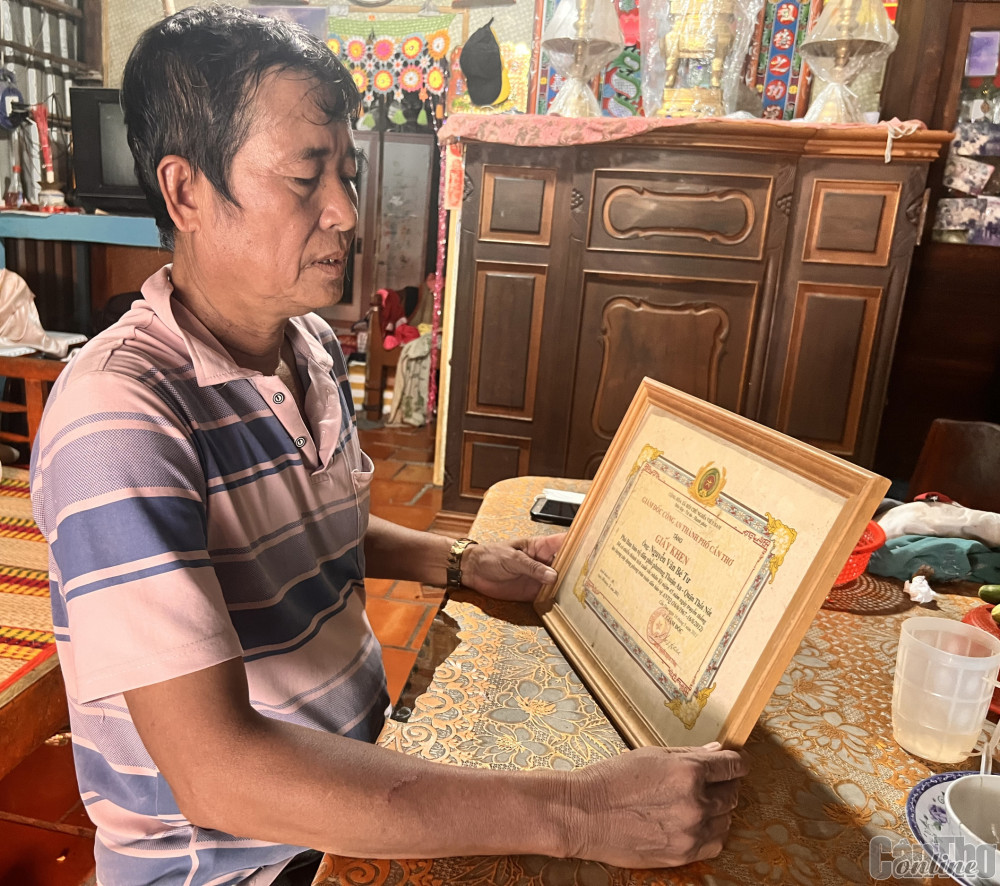 Nhiều năm gắn bó với công tác giữ gìn ANTT, chú Nguyễn Văn Bé Tư được chính quyền các cấp biểu dương, khen thưởng.
