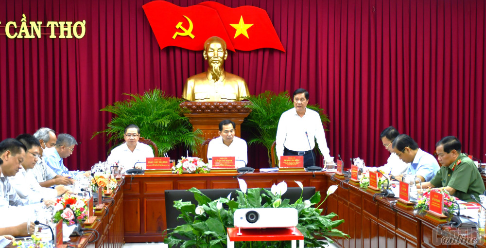 Đồng chí Phạm Văn Hiểu, Phó Bí thư Thường trực Thành ủy, Chủ tịch HĐND thành phố phát biểu tại cuộc họp.