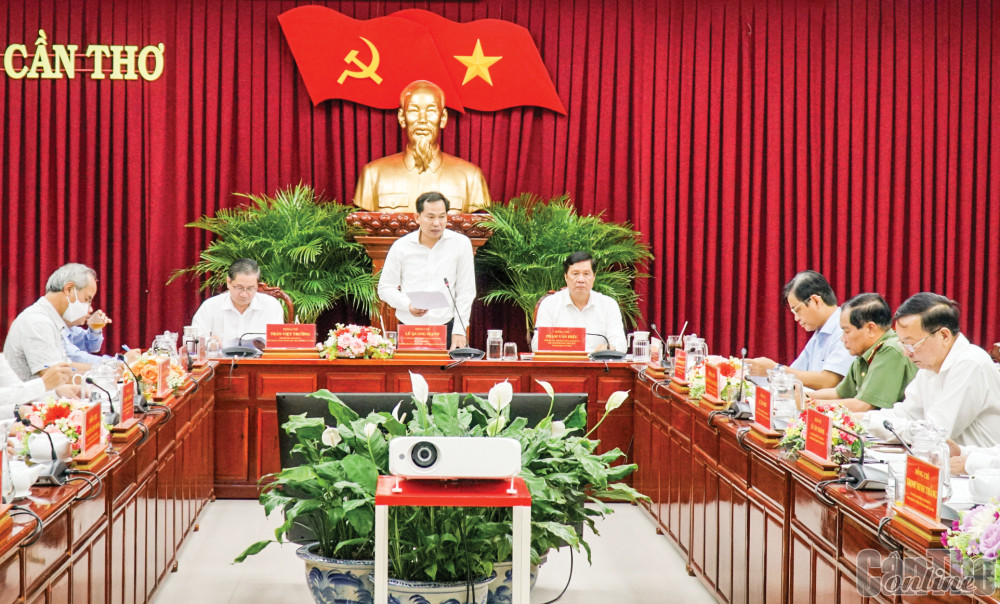 Đồng chí Lê Quang Mạnh, Ủy viên Trung ương Đảng, Bí thư Thành ủy phát biểu kết luận cuộc họp. Ảnh: ANH DŨNG