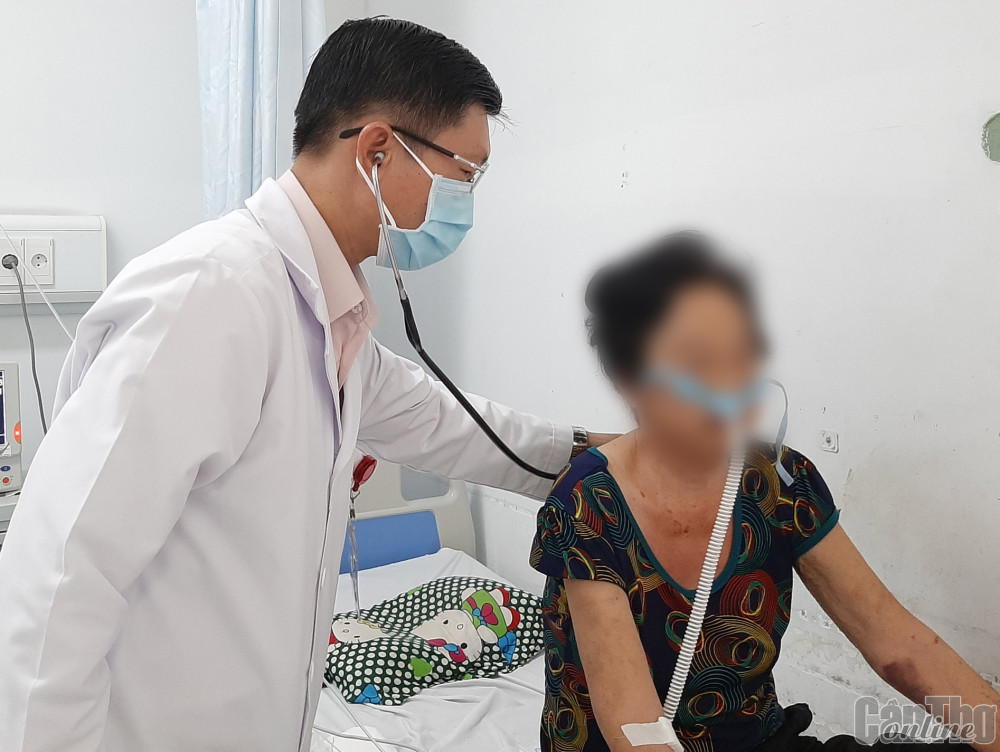 BS CKII Đặng Văn Hải, Trưởng khoa Hồi sức cấp cứu BV Đa khoa TP Cần Thơ thăm khám cho bệnh nhân COVID-19 nặng mắc nhiều bệnh nền.