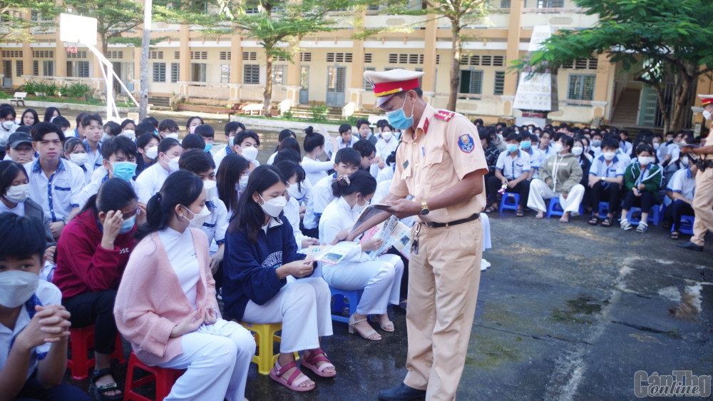 CSGT-TT Công an huyện Phong Điền phát tờ rơi tuyên truyền trật tự ATGT cho học sinh Trường THPT Giai Xuân.
