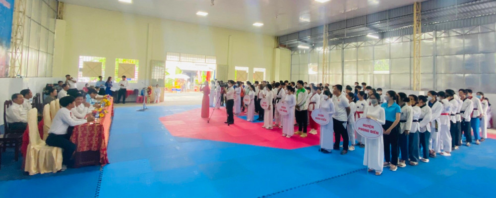 VĐV thi đấu Giải Taekwondo ở Đại hội TDTT cấp thành phố phải có đai, đẳng do Liên đoàn Taekwondo Việt Nam và Liên đoàn Taekwondo TP Cần Thơ cấp. Trong ảnh: Các đoàn VĐV tại lễ khai mạc môn Taekwondo Đại hội TDTT TP Cần Thơ năm 2022. Ảnh: CTV