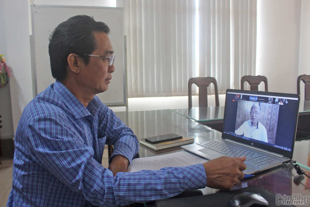 Ông Trương Văn Chuyển, Chủ tịch Hội Nhà báo TP Cần Thơ - Tổng Biên tập Báo Cần Thơ tham gia Diễn đàn.