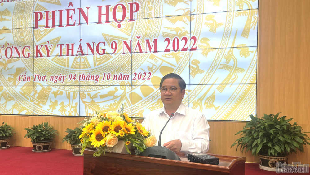 Chủ tịch UBND TP Cần Thơ Trần Việt Trường phát biểu chỉ đạo tại phiên họp.