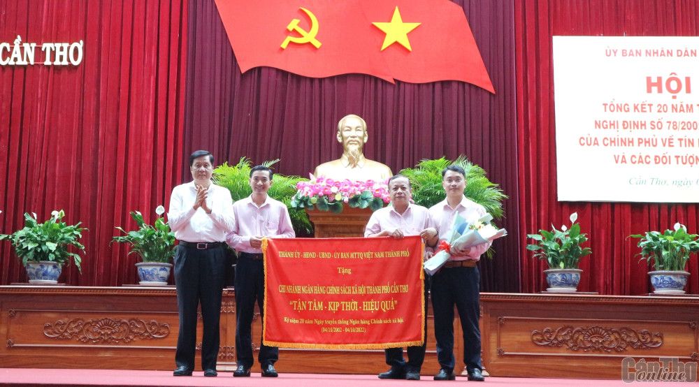  Đồng chí Phạm Văn Hiểu trao tặng Bức trướng cho Ban Giám đốc Chi nhánh NHCSXH thành phố.