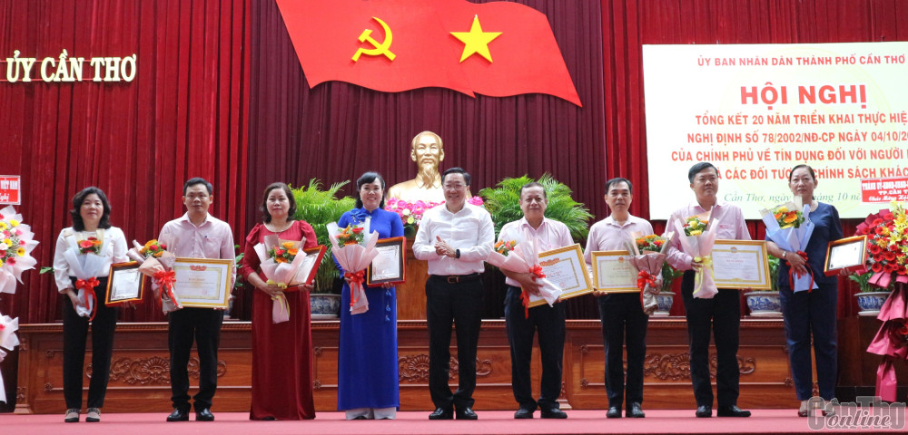 Đồng chí Dương Quyết Thắng trao Bằng khen của các bộ, ngành Trung ương vinh danh tập thể và cá nhân đạt thành tích xuất sắc.