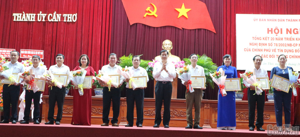 Đồng chí Phạm Văn Hiểu trao tặng Bằng khen của UBND thành phố cho các tập thể đạt thành tích xuất sắc.