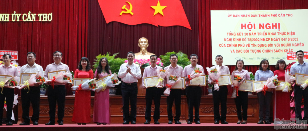 Đồng chí Nguyễn Thực Hiện trao tặng Bằng khen của UBND thành phố cho các tập thể đạt thành tích xuất sắc.