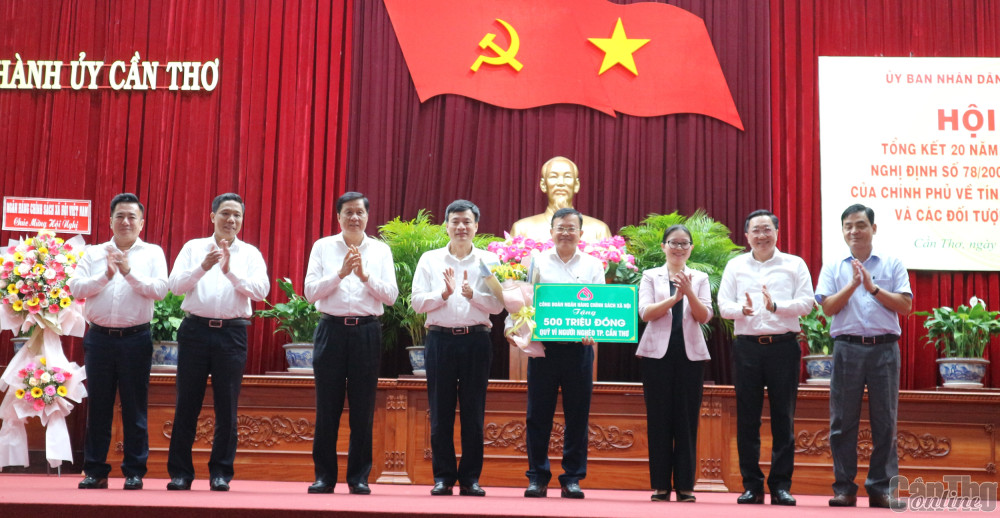 Đồng chí Nguyễn Trung Nhân, Ủy viên Ban Thường vụ Thành ủy, Chủ tịch Ủy ban MTTQVN thành phố, nhận bảng tượng trưng Công đoàn NHCSXH Việt Nam tặng 500 triệu đồng cho Quỹ Vì người nghèo thành phố.
