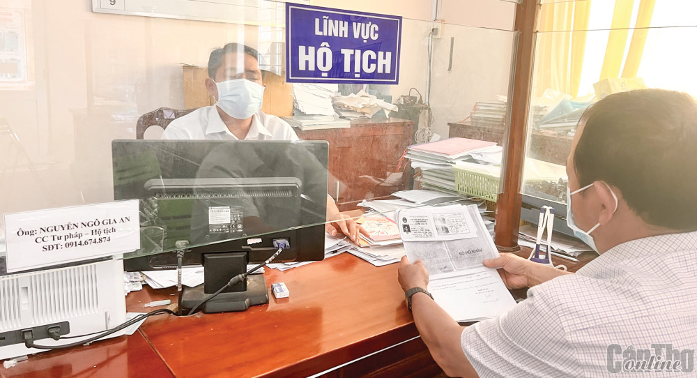 Người dân làm TTHC tại Bộ phận Một cửa của UBND phường Thuận An.