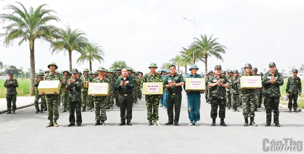 Diễn tập khu vực phòng thủ quận đạt yêu cầu, đảm bảo an toàn Lãnh đạo Bộ Tư lệnh Quân khu 9, UBND thành phố… tặng quà các lực lượng tham gia diễn tập KVPT quận.