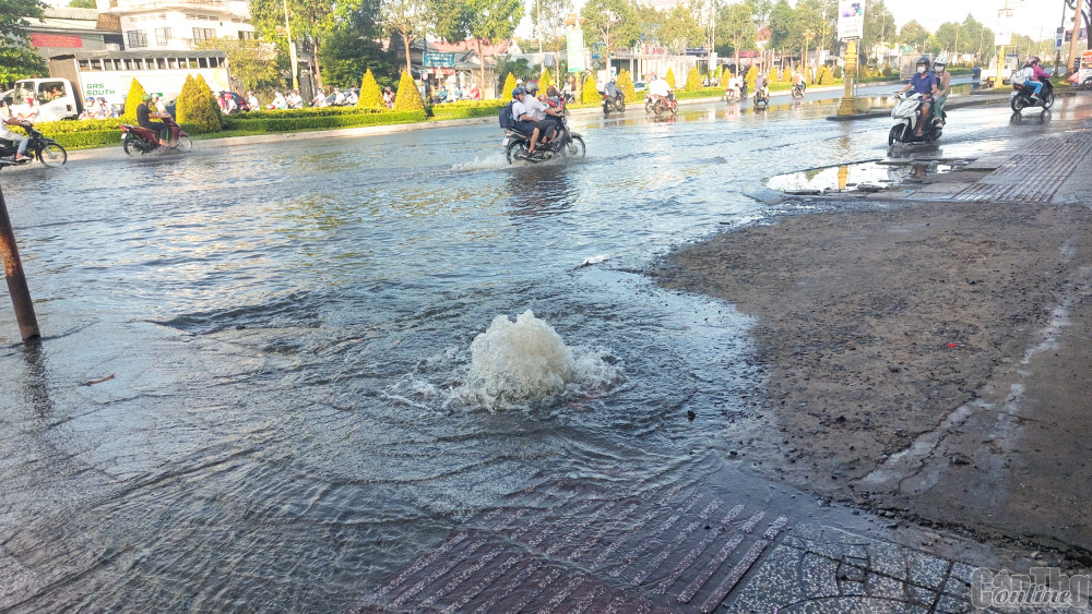 Triều cường Rằm tháng 9 âm lịch sẽ lên cao vượt báo động III từ 0,12-017m Đường Võ Văn Kiệt bị ngập do triều cường đầu tháng 9 âm lịch.