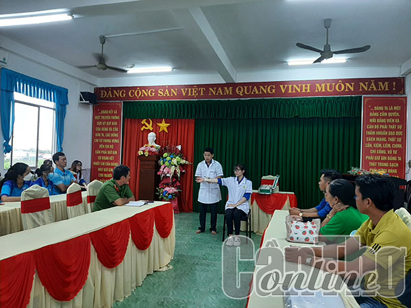 Khám chữa bệnh, cấp thuốc miễn phí và tặng quà cho người dân huyện Thới Lai