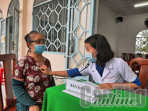 Khám chữa bệnh, cấp thuốc miễn phí và tặng quà cho người dân huyện Thới Lai